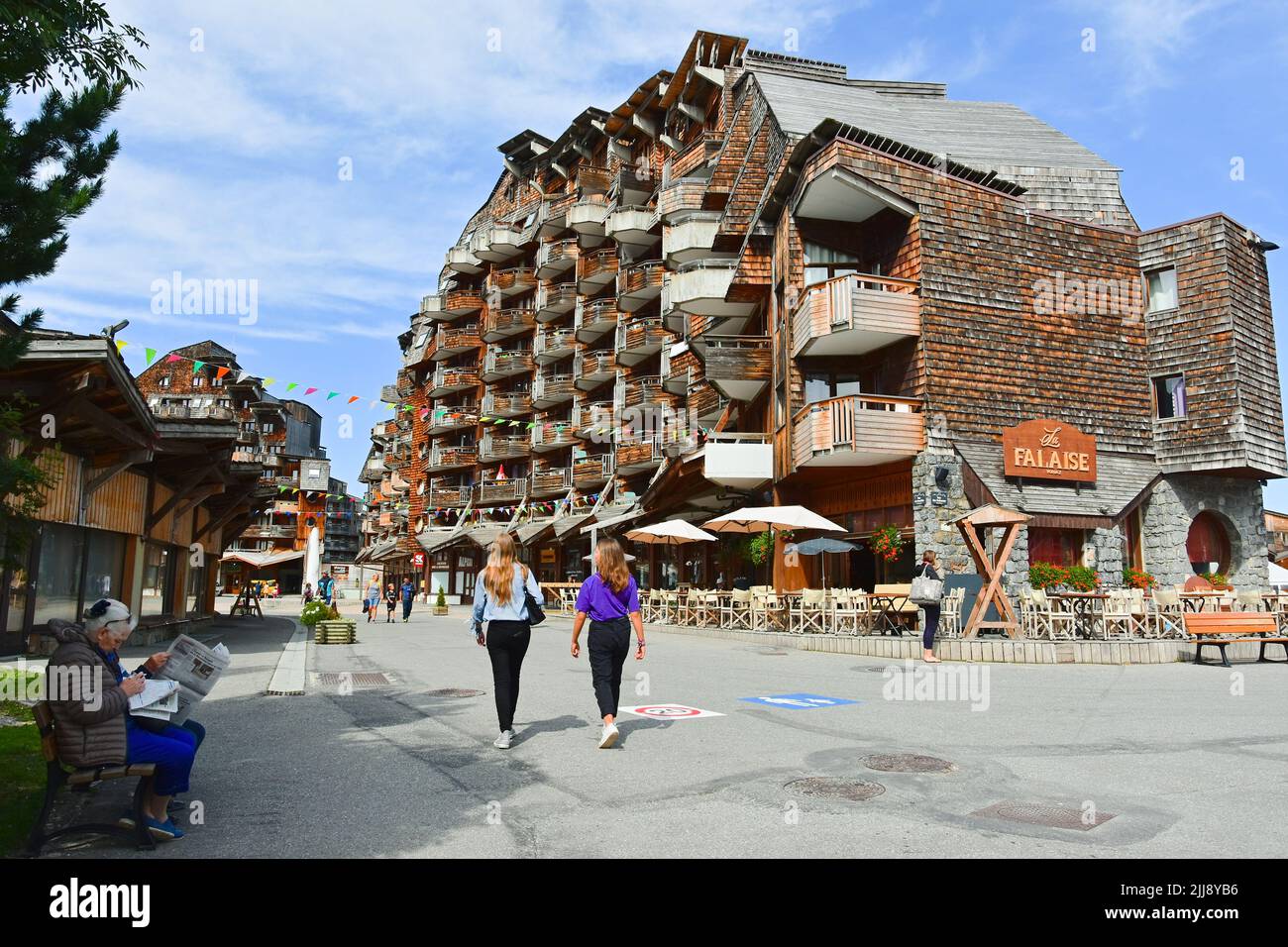 Località montana di Avoriaz, con strani edifici in legno, regione di Portes du Soleil, Alpi Montagne, Francia Foto Stock