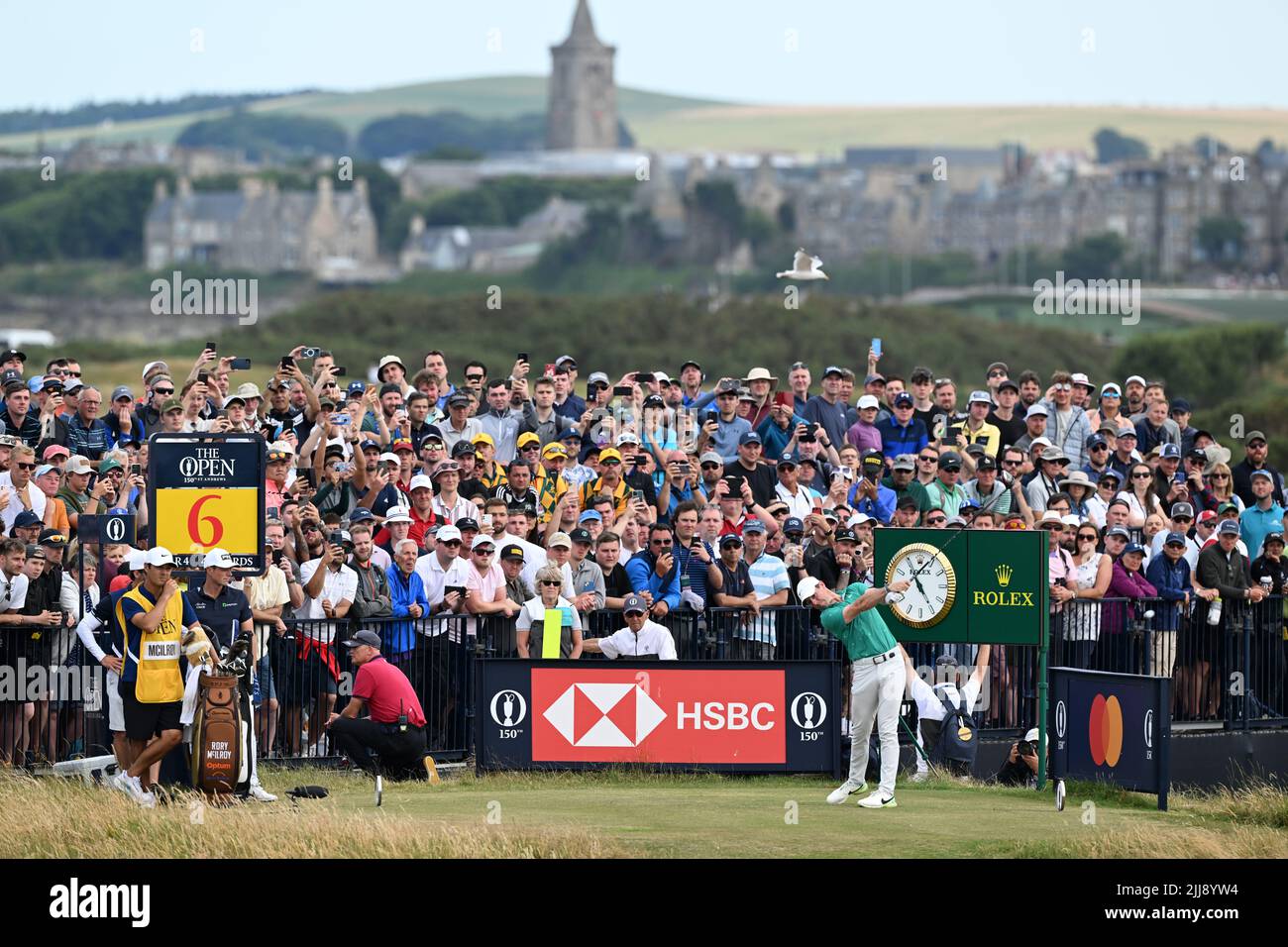 150th Open Golf Championships, St Andrews, luglio 16th 2022. Rory McIlroy si tea fuori al 6th durante il terzo round al Old Course, St Andrews. Foto Stock