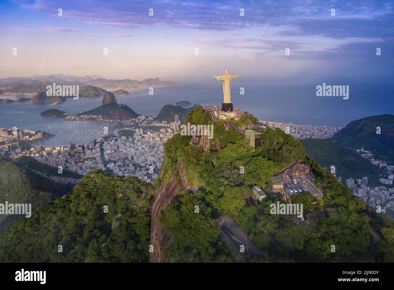 Vista aerea di Rio con Monte Corcovado, Pan di zucchero e Baia di Guanabara al tramonto - Rio de Janeiro, Brasile Foto Stock