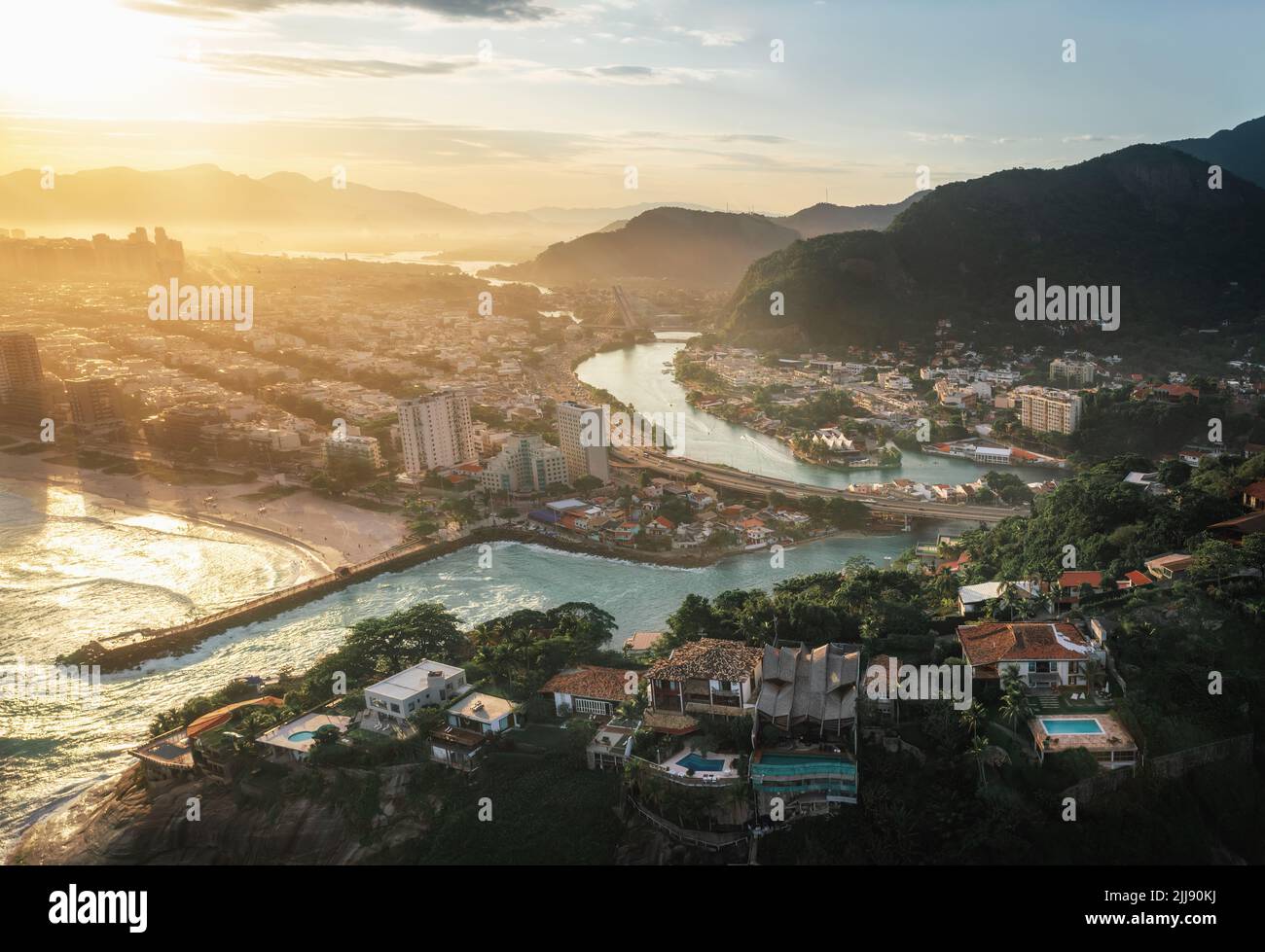 Veduta aerea di barra da Tijuca, Joa e barra breakwater - Rio de Janeiro, Brasile Foto Stock