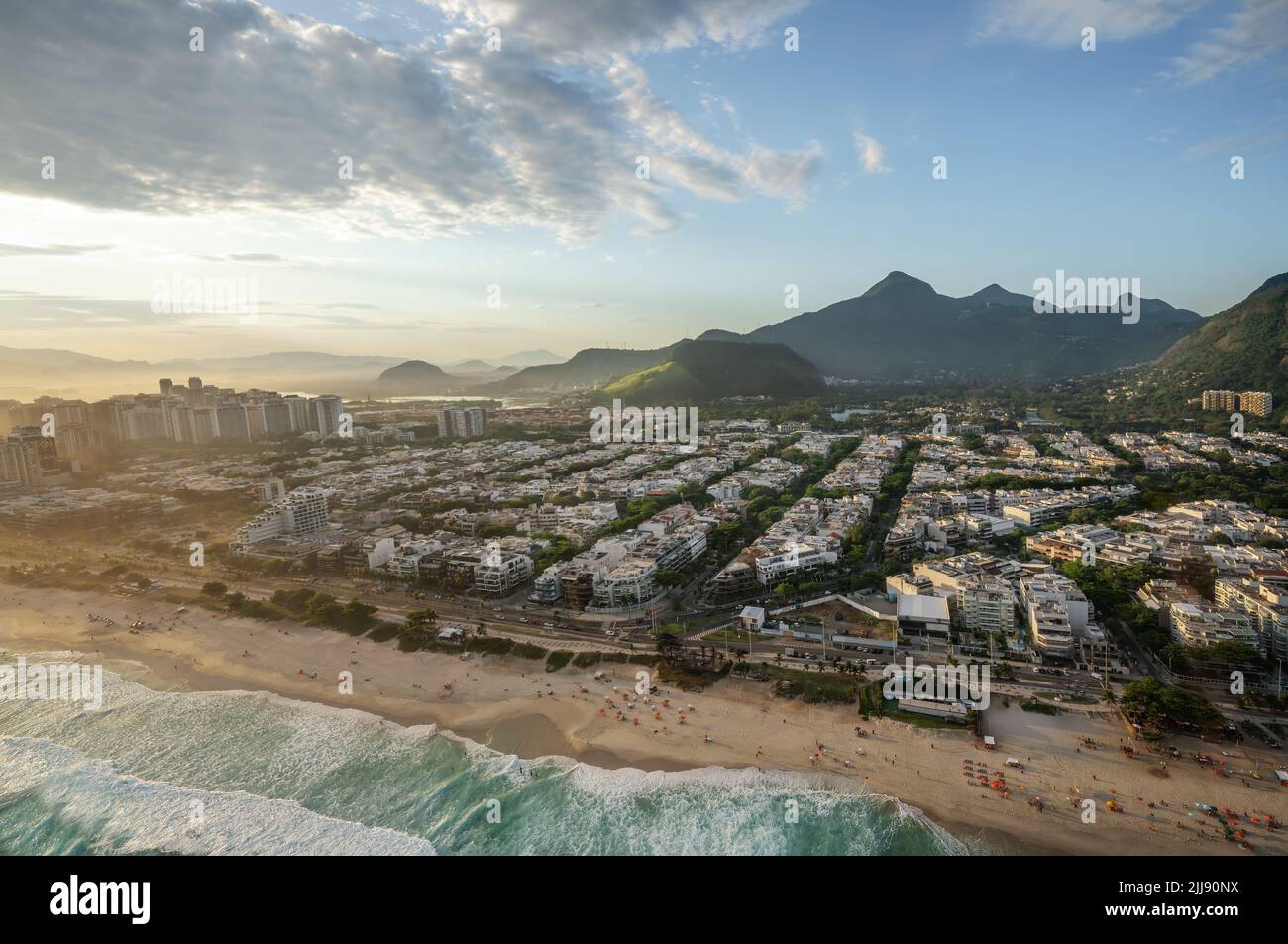 Veduta aerea di barra da Tijuca e spiaggia di Pepe - Rio de Janeiro, Brasile Foto Stock