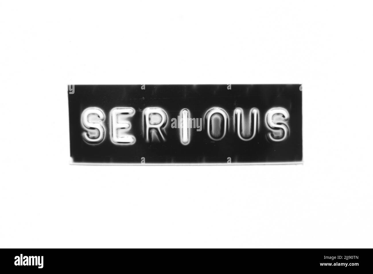 Banner di colore nero con lettera in rilievo con la parola seria su sfondo bianco Foto Stock