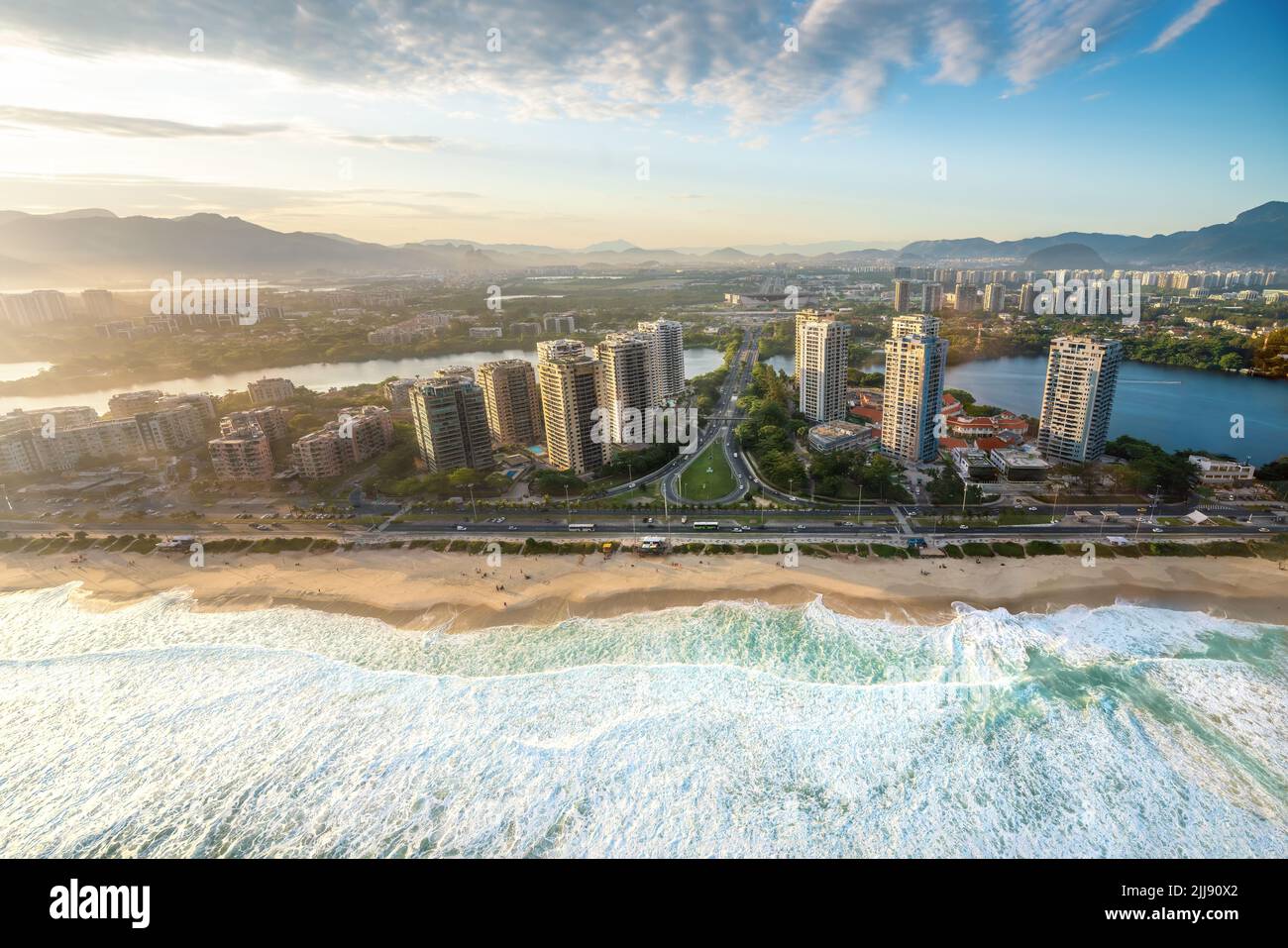 Veduta aerea della barra da Tijuca e della spiaggia di Alvorada - Rio de Janeiro, Brasile Foto Stock