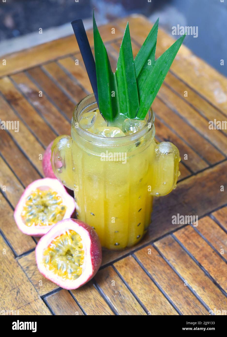 Tè di frutta passione su un tavolo in legno primo piano Foto Stock