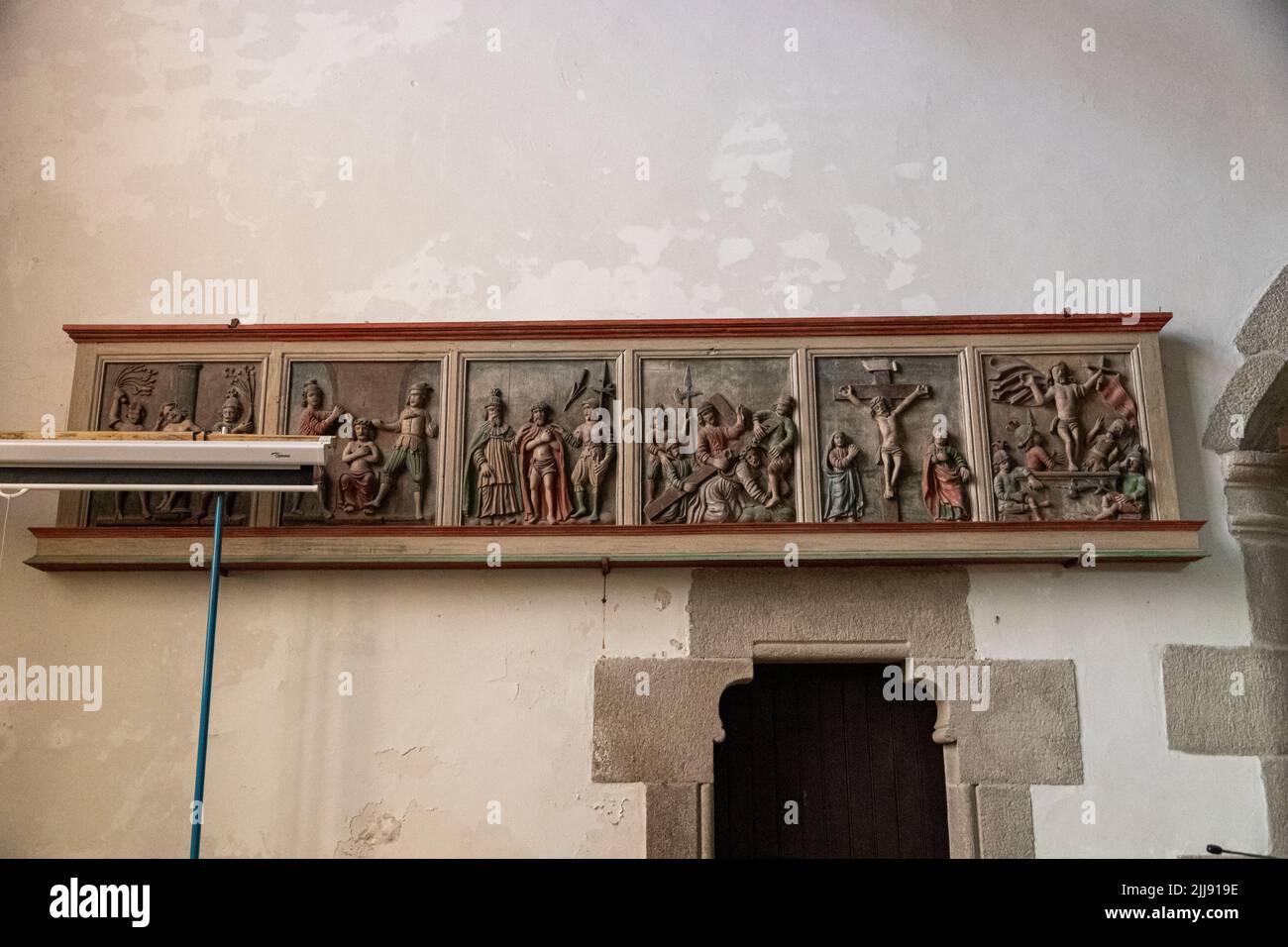 Ploumilliau (Plouilio), Francia. Pannelli policromi del vecchio schermo rood all'interno dell'Eglise Saint-Milliau (Chiesa di San Miliau) Foto Stock