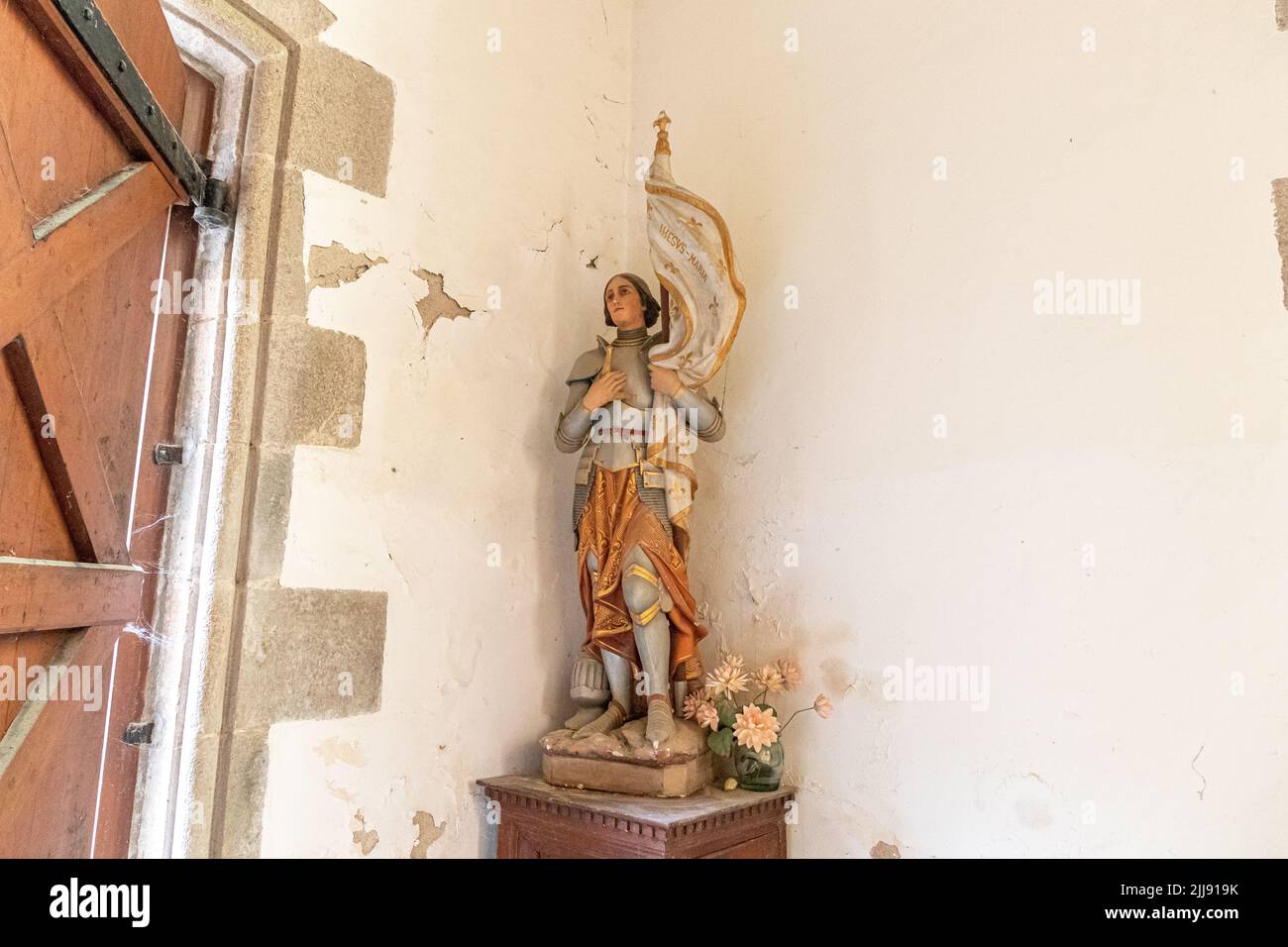 Ploumilliau (Plouilio), Francia. Rappresentazione di Giovanna d'Arco (Jeanne d'Arc) all'interno dell'Eglise Saint-Milliau (Chiesa di San Miliau) Foto Stock