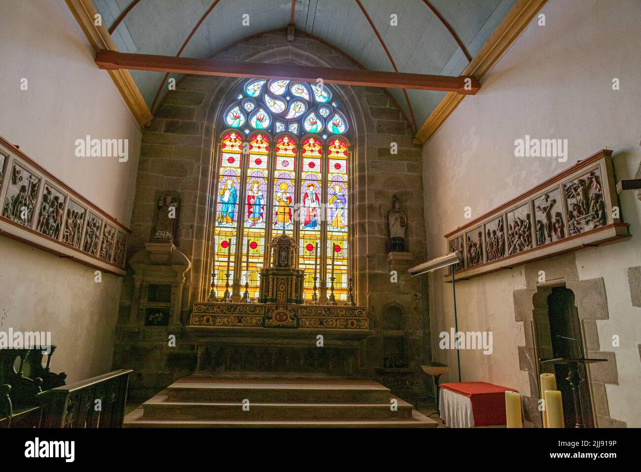 Ploumilliau (Plouilio), Francia. Pannelli policromi del vecchio schermo rood all'interno dell'Eglise Saint-Milliau (Chiesa di San Miliau) Foto Stock