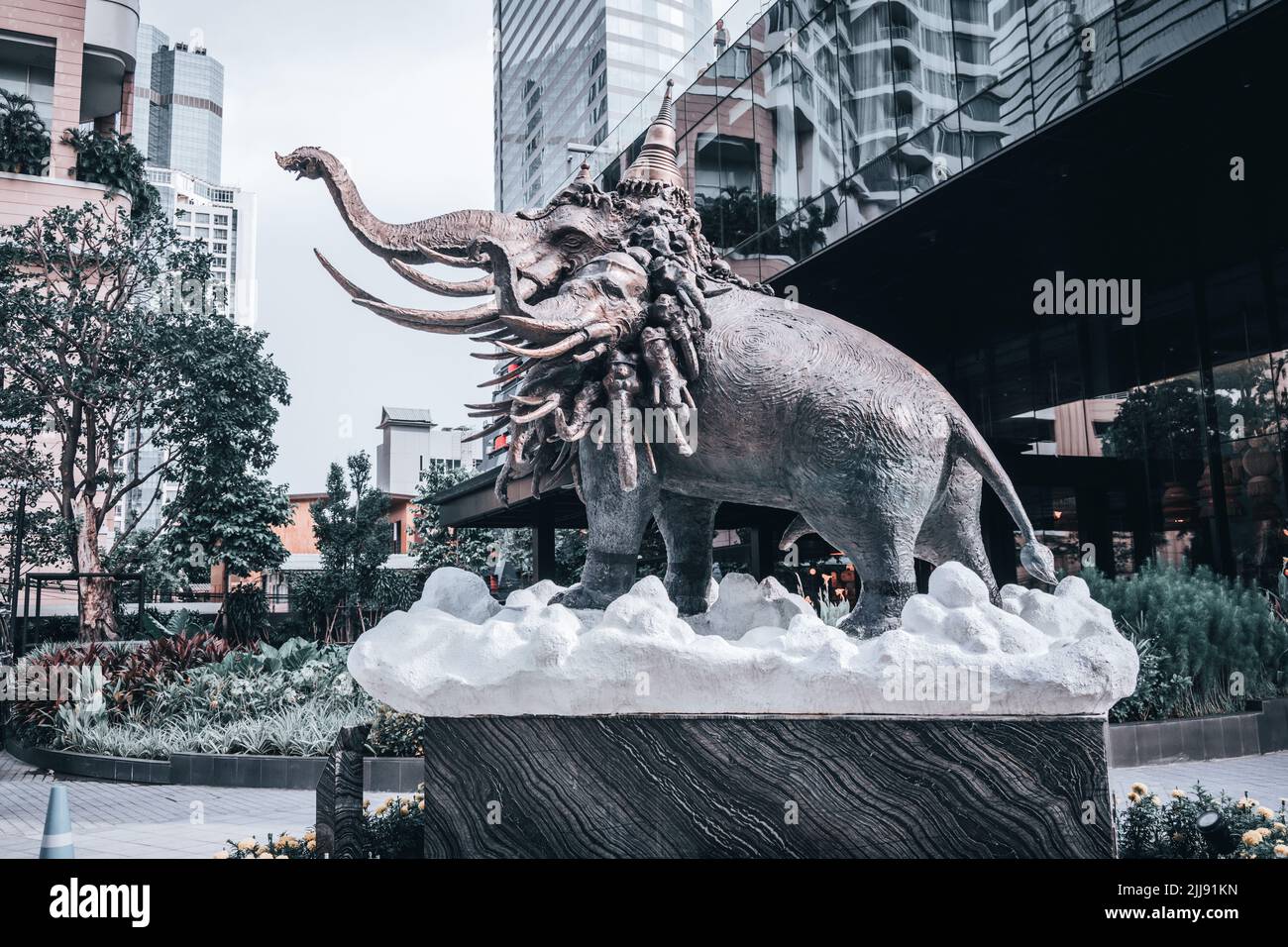 Il re potere Mahanakhon precedentemente conosciuto come Mahanakhon è un grattacielo misto-uso nel distretto centrale degli affari di Silom/Sathon di Bangkok. Foto Stock