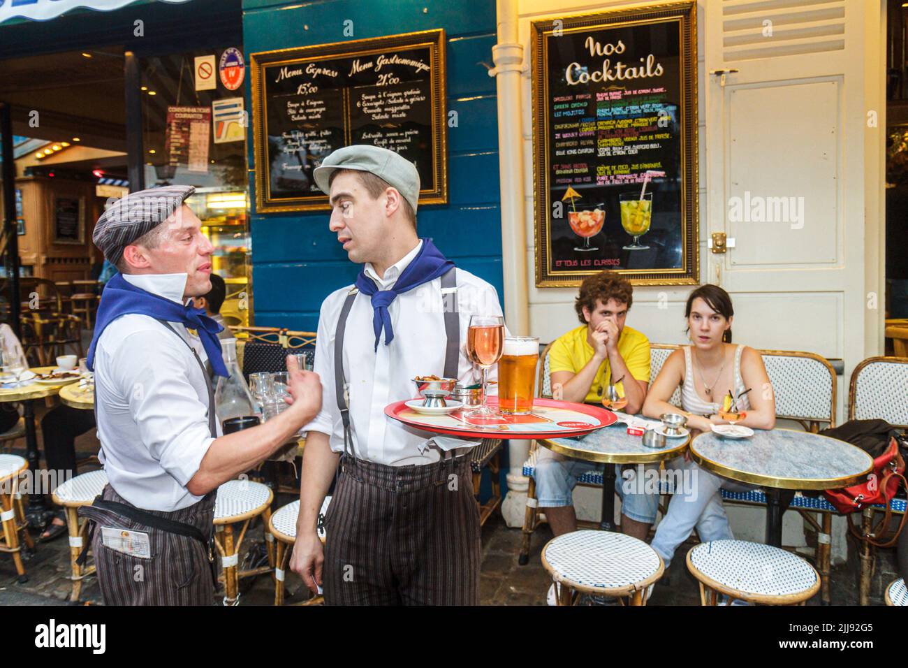 Parigi Francia, francese Montmate Place du Tertre, uomini maschi, camerieri server dipendenti lavoratori lavoro ristorante mangiare fuori caffè uniformi gruppo persone Foto Stock