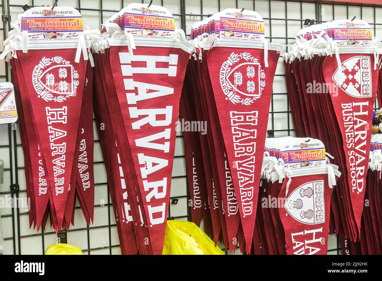 Cambridge Massachusetts,Boston Harvard Square,bandiere mostra vendita banner,merchandise souvenir,USA Stati Uniti,America Nord America Americani Foto Stock