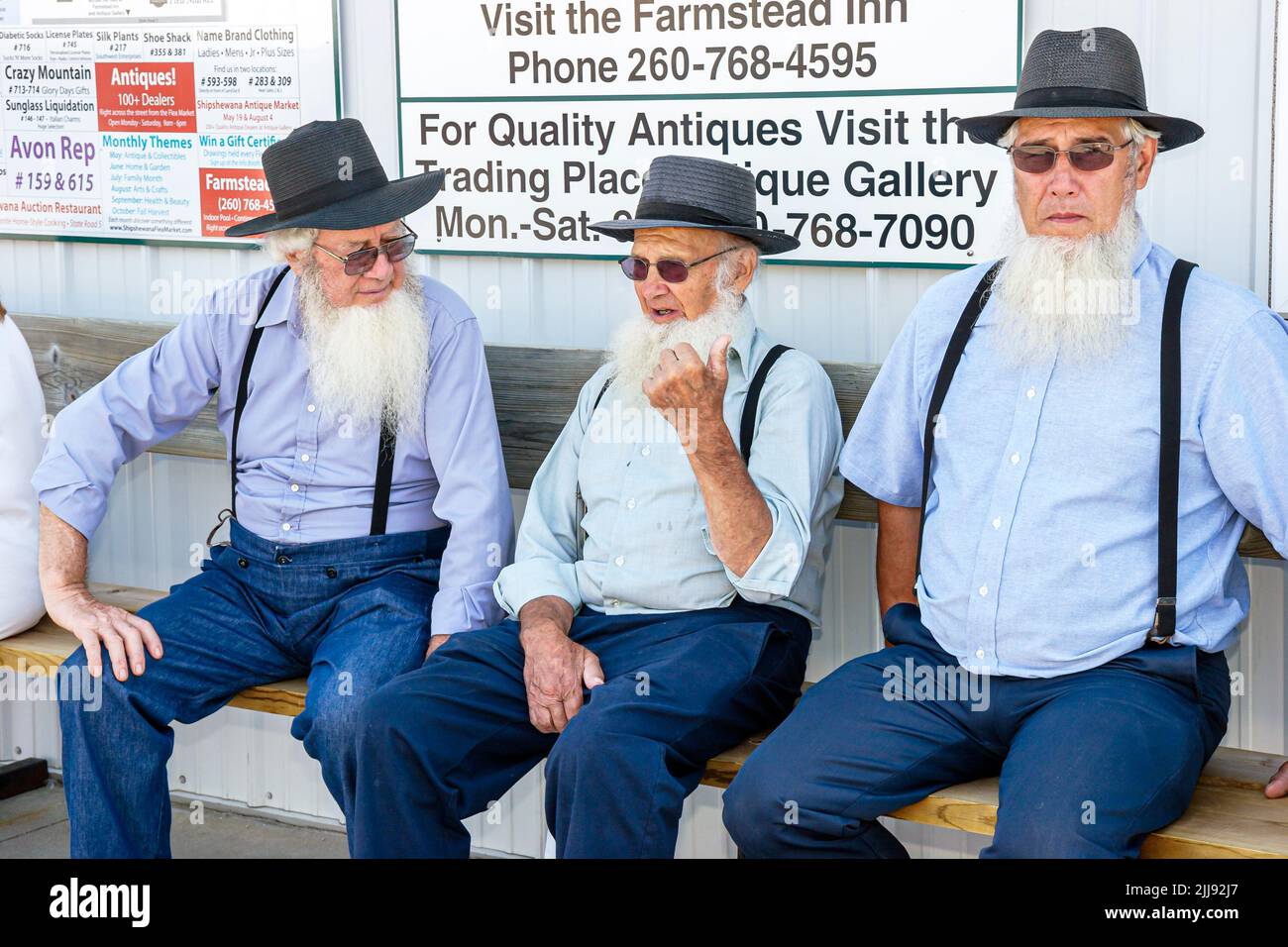 Shipshewana Indiana, mercato delle pulci, anziani anziani anziani cittadini anziani pensionati Amish uomini uomo maschio parlare amici barbe, cultura gruppo culturale persone Foto Stock