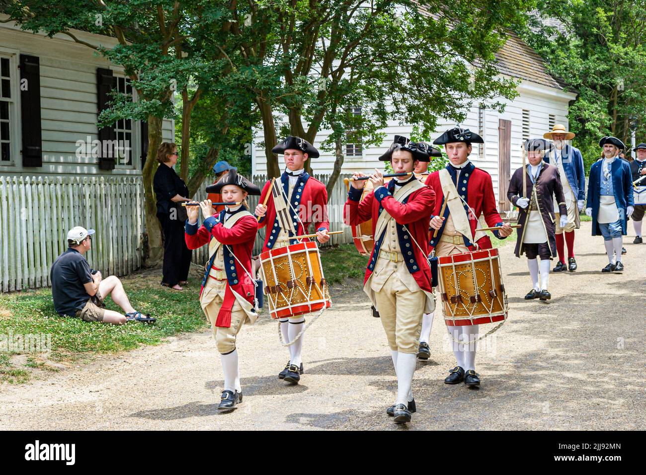 Colonial Williamsburg Virginia, Duke of Gloucester Street, fife e Drum Corps marching musica con cappello tricorne, visita turistica punto di riferimento Foto Stock