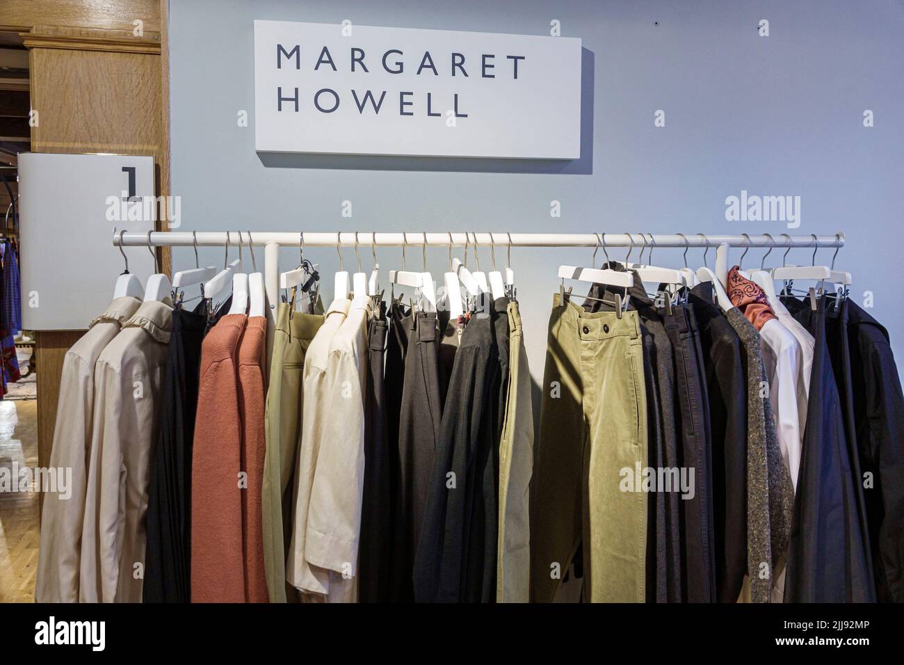 Londra Inghilterra,Regno Unito Gran Bretagna Soho Liberty Department Store,shopping shop negozi abbigliamento donna designer Margaret Howell,vendita display Foto Stock