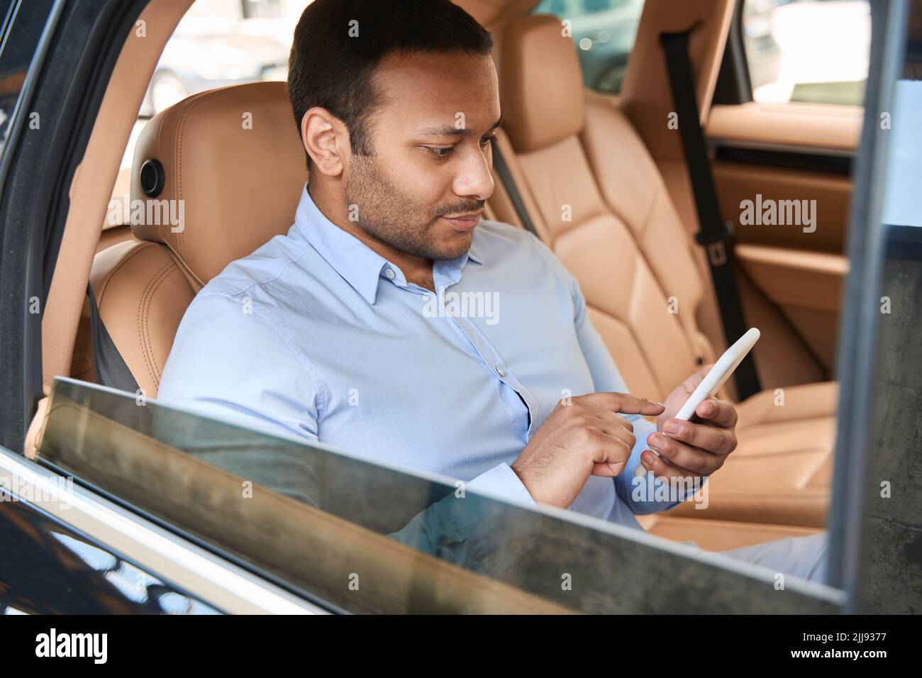 Passeggero che utilizza il cellulare in cabina Foto Stock