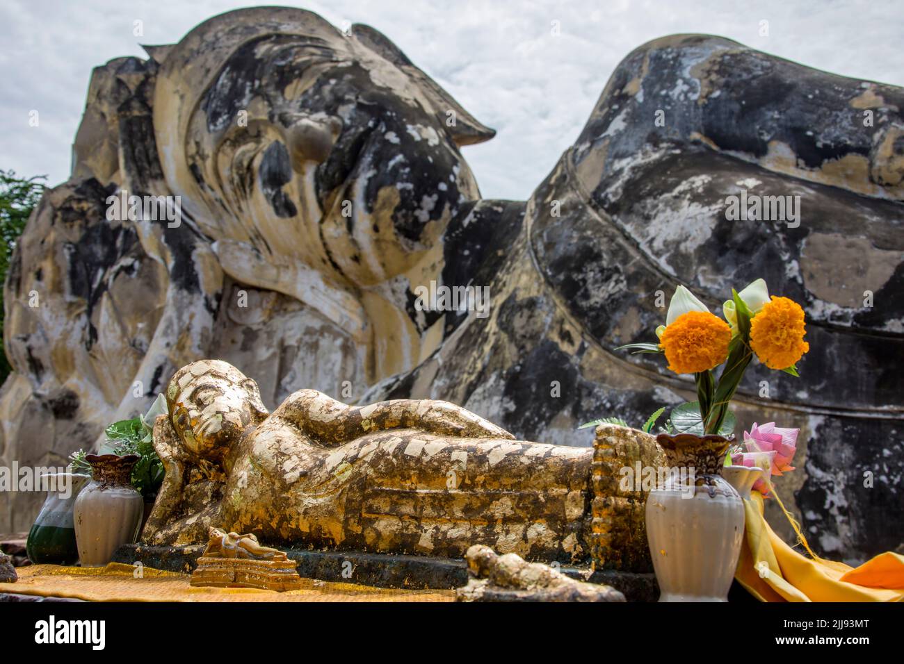 La più grande statua del Buddha reclinante in Wat Lokayasutharam Ayutthaya Thailandia. Lunga 42 metri e alta 8 metri Foto Stock