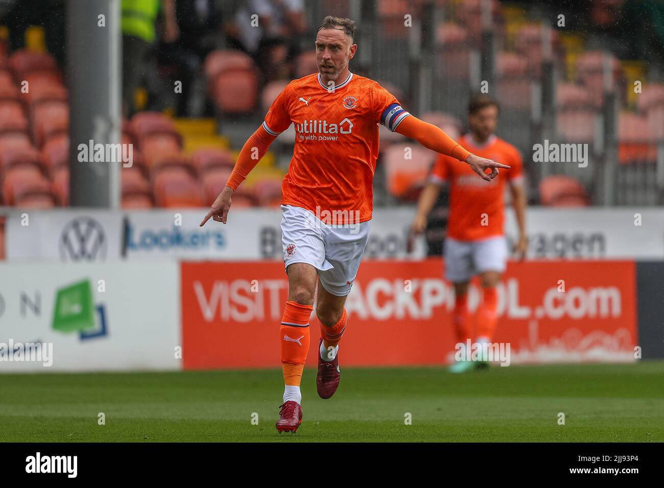 Richard Keogh #26 di Blackpool durante il gioco a Blackpool, Regno Unito il 7/24/2022. (Foto di Gareth Evans/News Images/Sipa USA) Foto Stock