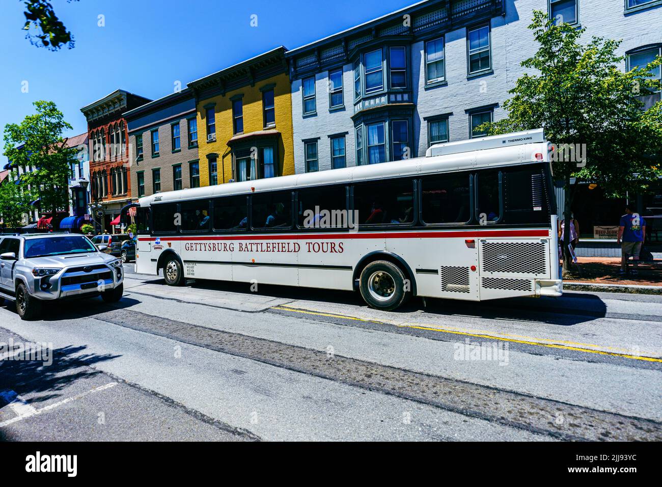 Gettysburg, Pennsylvania, USA – 3 luglio 2022: Un autobus Gettysburg Battlefield Tour viaggia attraverso l'area del centro storico della città. Foto Stock