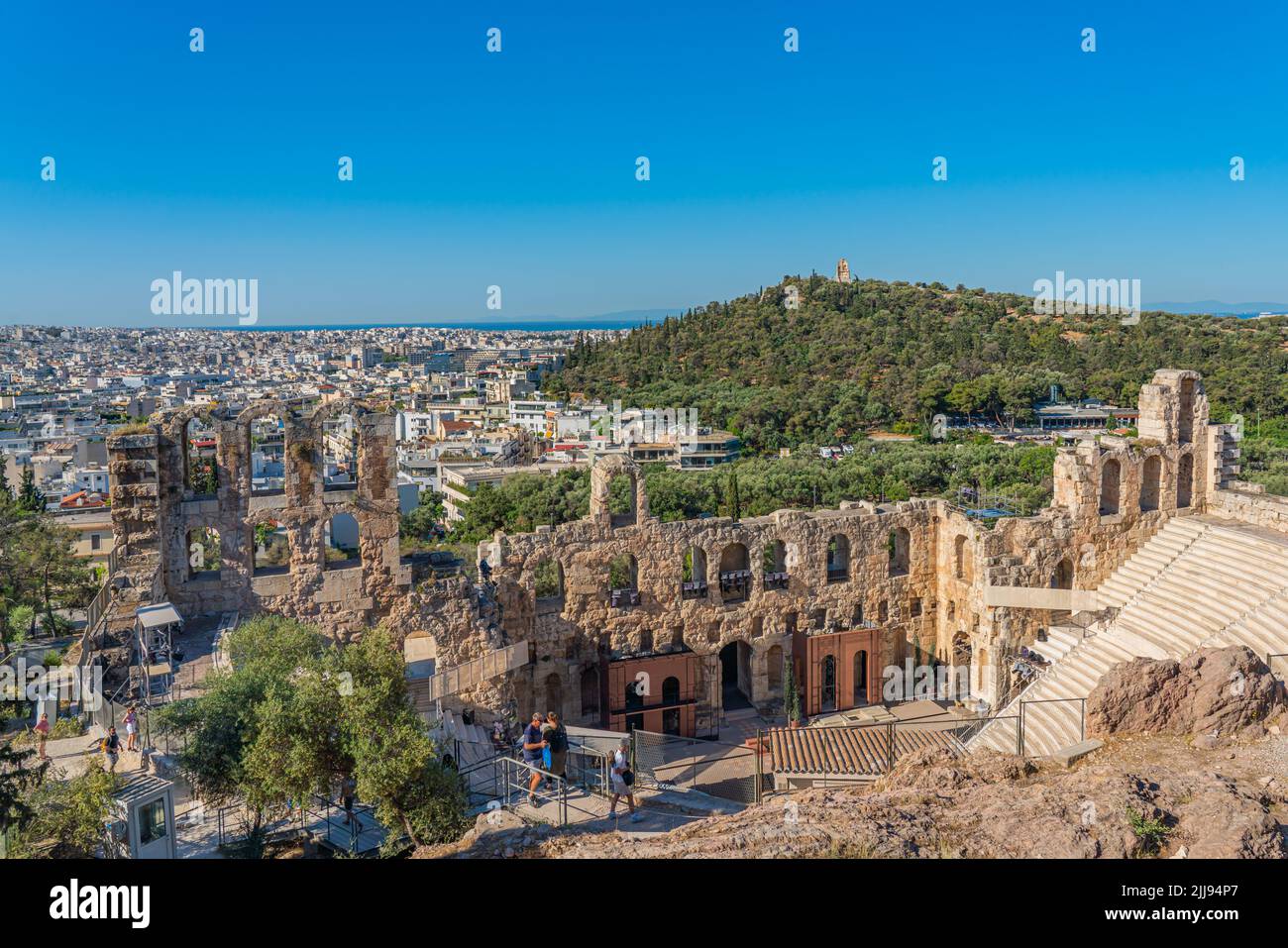 ATENE, GRECIA - 21 MAGGIO 2022: L'Odeon di Erode Attico sull'Acropoli di Atene, sullo sfondo il PhilopapposMonument Foto Stock