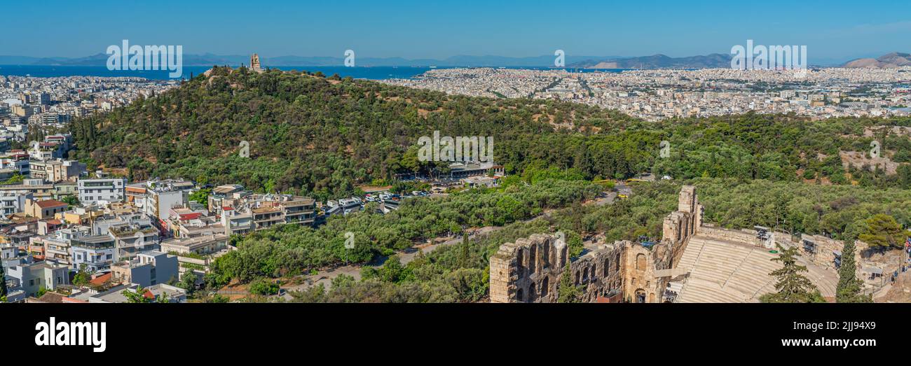 Vista sull'Odeon di Erodes Attico, chiamato anche Erodeion sull'Acropoli di Atene, sullo sfondo il Philopposemenomenal, panorama Foto Stock