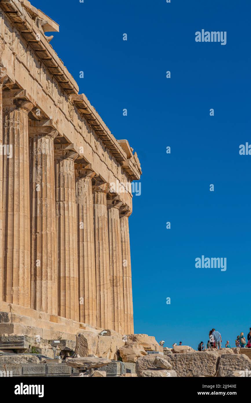 ATENE, GRECIA - 21 MAGGIO 2022: Il famoso tempio del Partenone in Acropoli ad Atene Grecia, vista laterale verticale Foto Stock