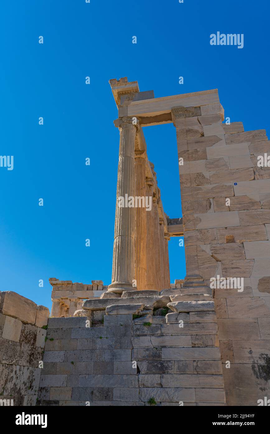 Colonne della famosa Atene visita Hekatompedon Tempio in Acropoli senza visitatori in giorno di sole Foto Stock