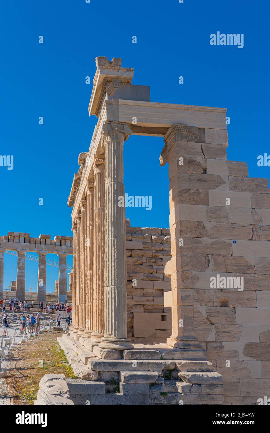 ATENE, GRECIA - 21 MAGGIO 2022: Colonne della famosa Atene visita Hekatompedon Tempio in Acropoli verticale Foto Stock