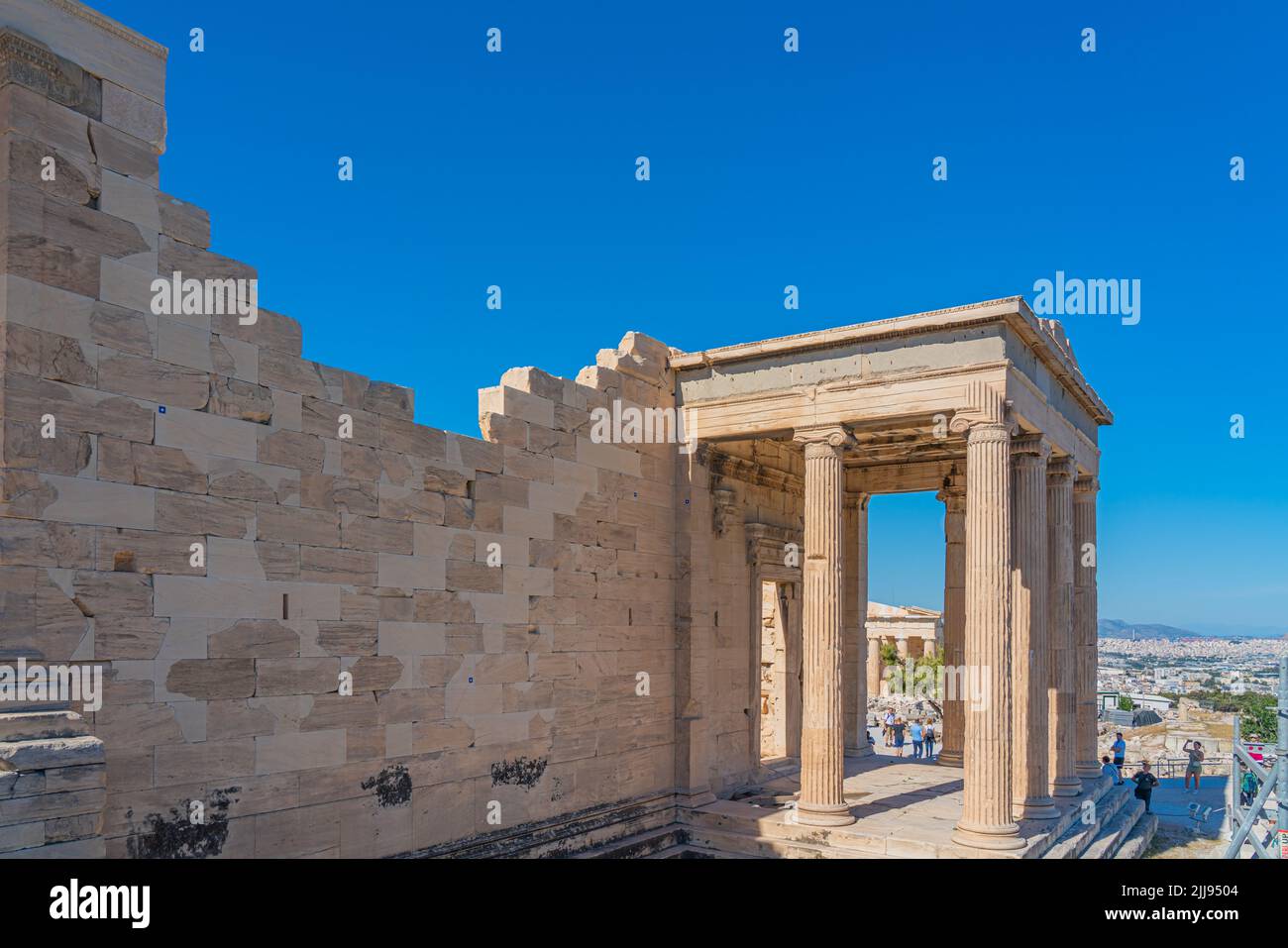 ATENE, GRECIA - 21 MAGGIO 2022: Colonne della famosa Atene visita Hekatompedon Tempio in Acropoli Foto Stock