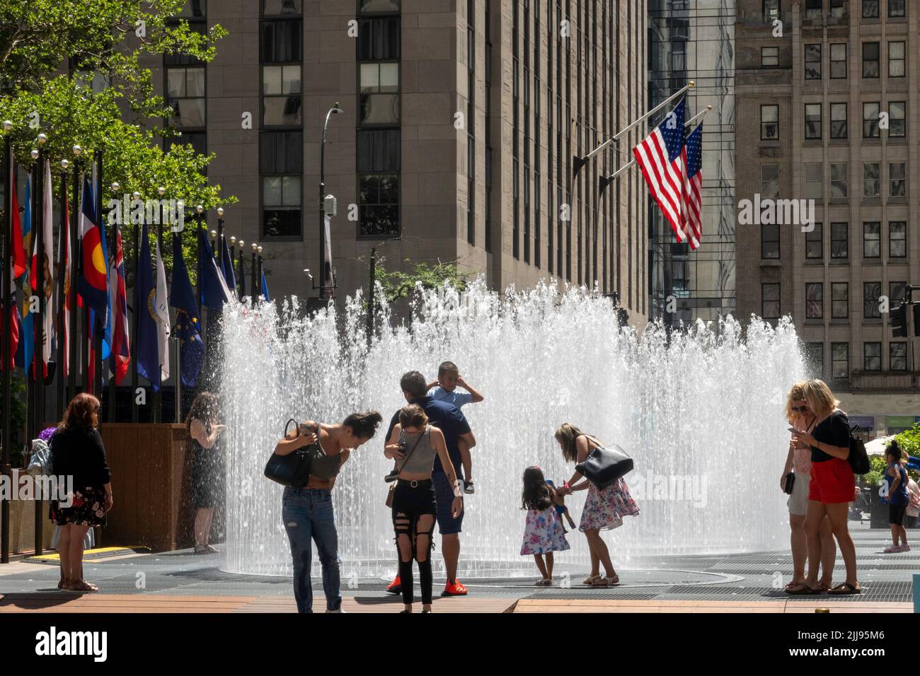 'Changing Spaces' è un'installazione interattiva di arte pubblica di Jeppe Hein sul Rockefeller Center's Center's Center Plaza, New York City, USA 2022 Foto Stock