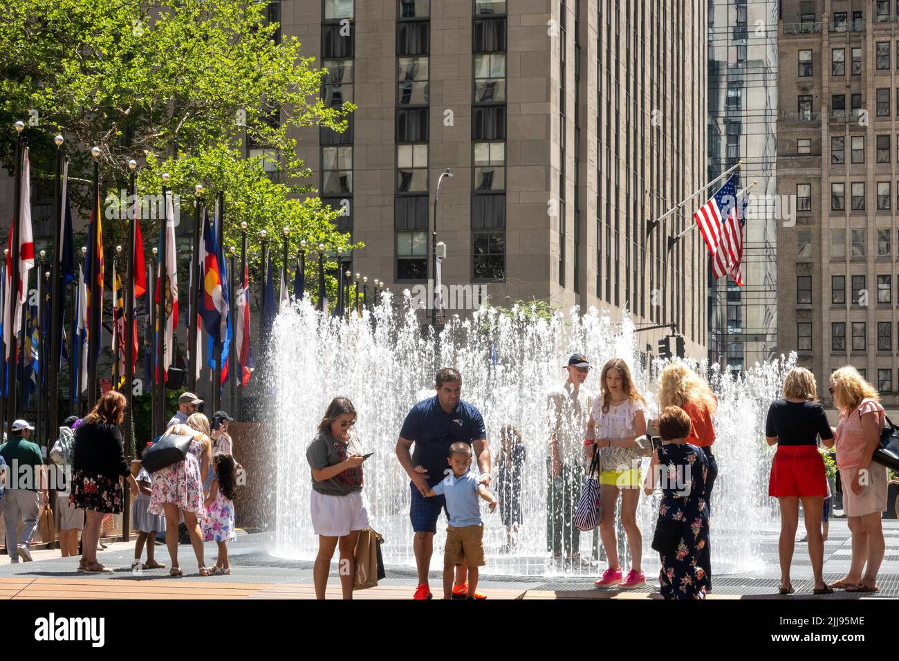 'Changing Spaces' è un'installazione interattiva di arte pubblica di Jeppe Hein sul Rockefeller Center's Center's Center Plaza, New York City, USA 2022 Foto Stock