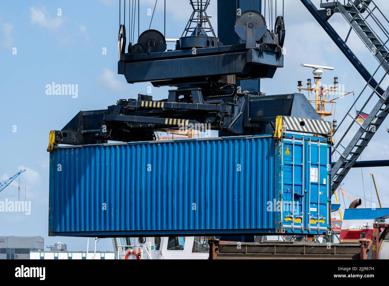 contenitore intermodale da 40 piedi sollevato dallo spanditore nel porto marittimo Foto Stock