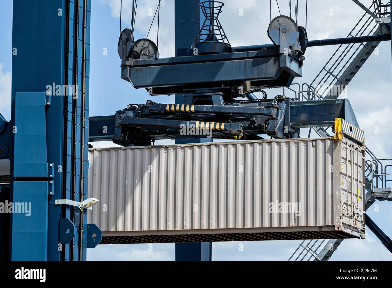 contenitore intermodale da 40 piedi sollevato dallo spanditore nel porto marittimo Foto Stock