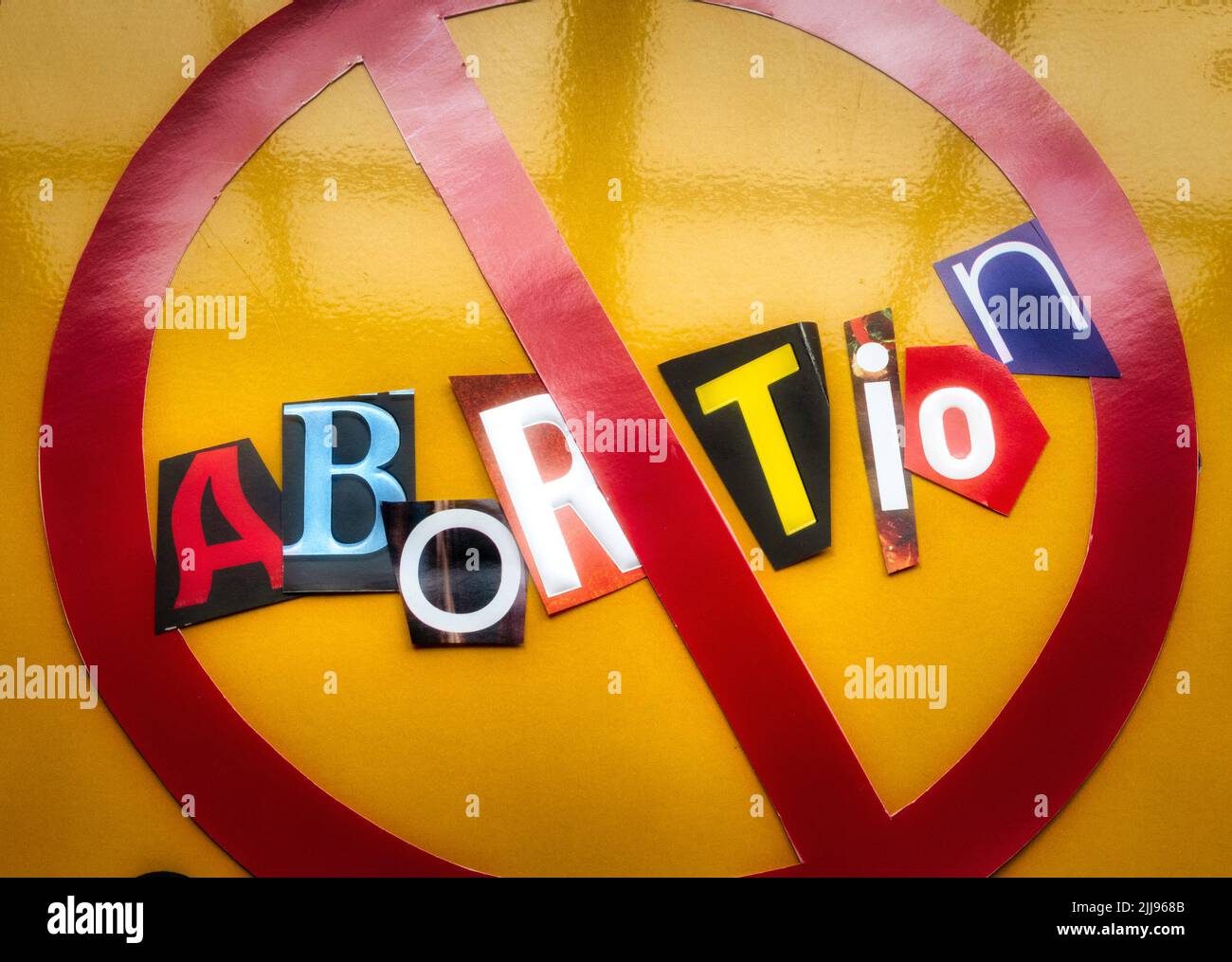 Il concetto di 'Cancel Roe vs Wade' usando le lettere di carta ritagliate nella tipografia di effetto di nota di riscatto all'interno dell'International NO Symbol, USA Foto Stock