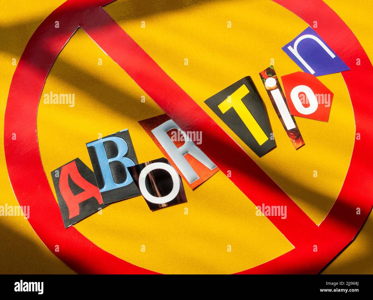 Il concetto di 'Cancel Roe vs Wade' usando le lettere di carta ritagliate nella tipografia di effetto di nota di riscatto all'interno dell'International NO Symbol, USA Foto Stock