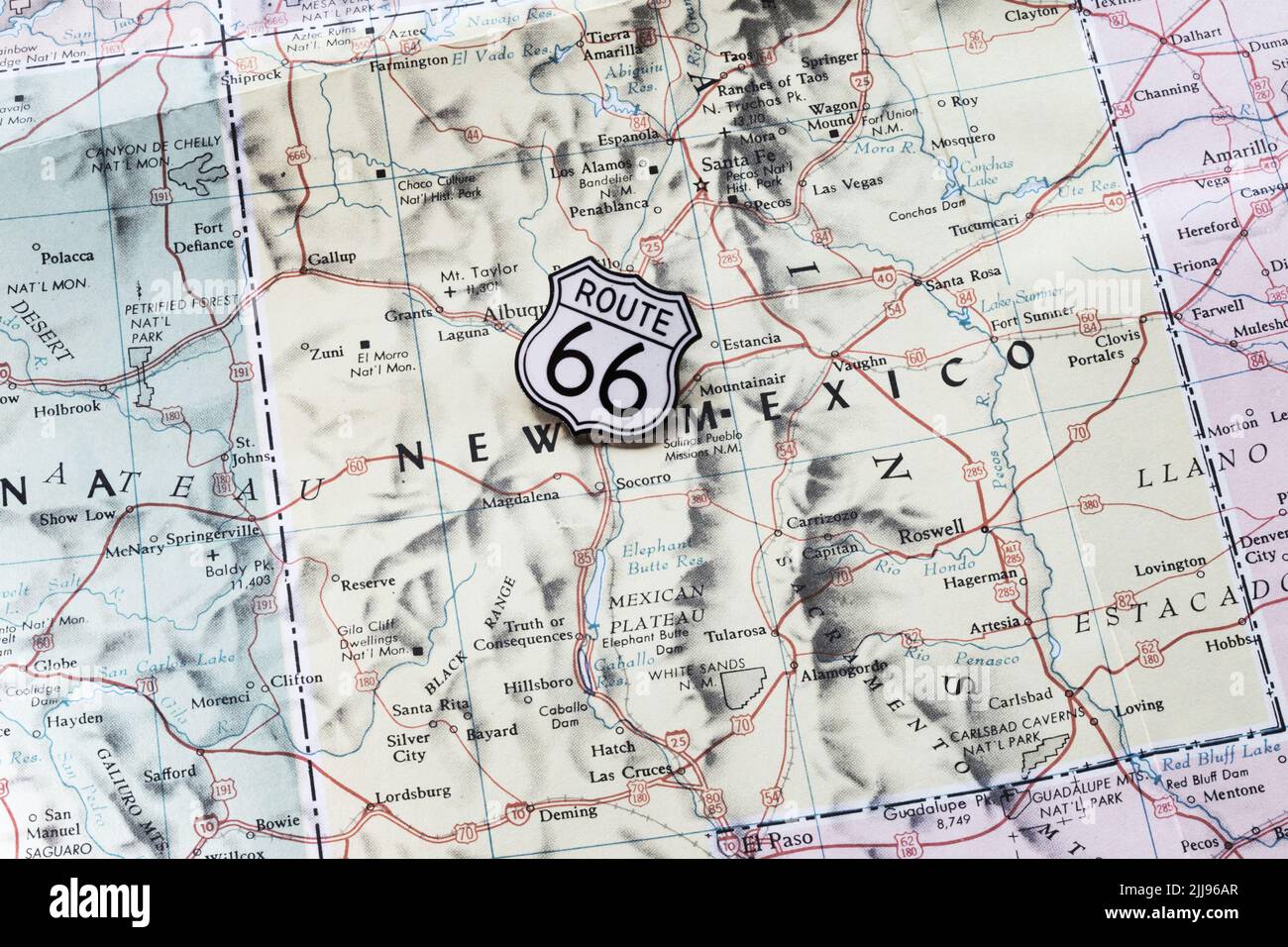 Still-Life Route 66 Shield pin su una mappa autostradale degli Stati occidentali, 2022, Stati Uniti Foto Stock