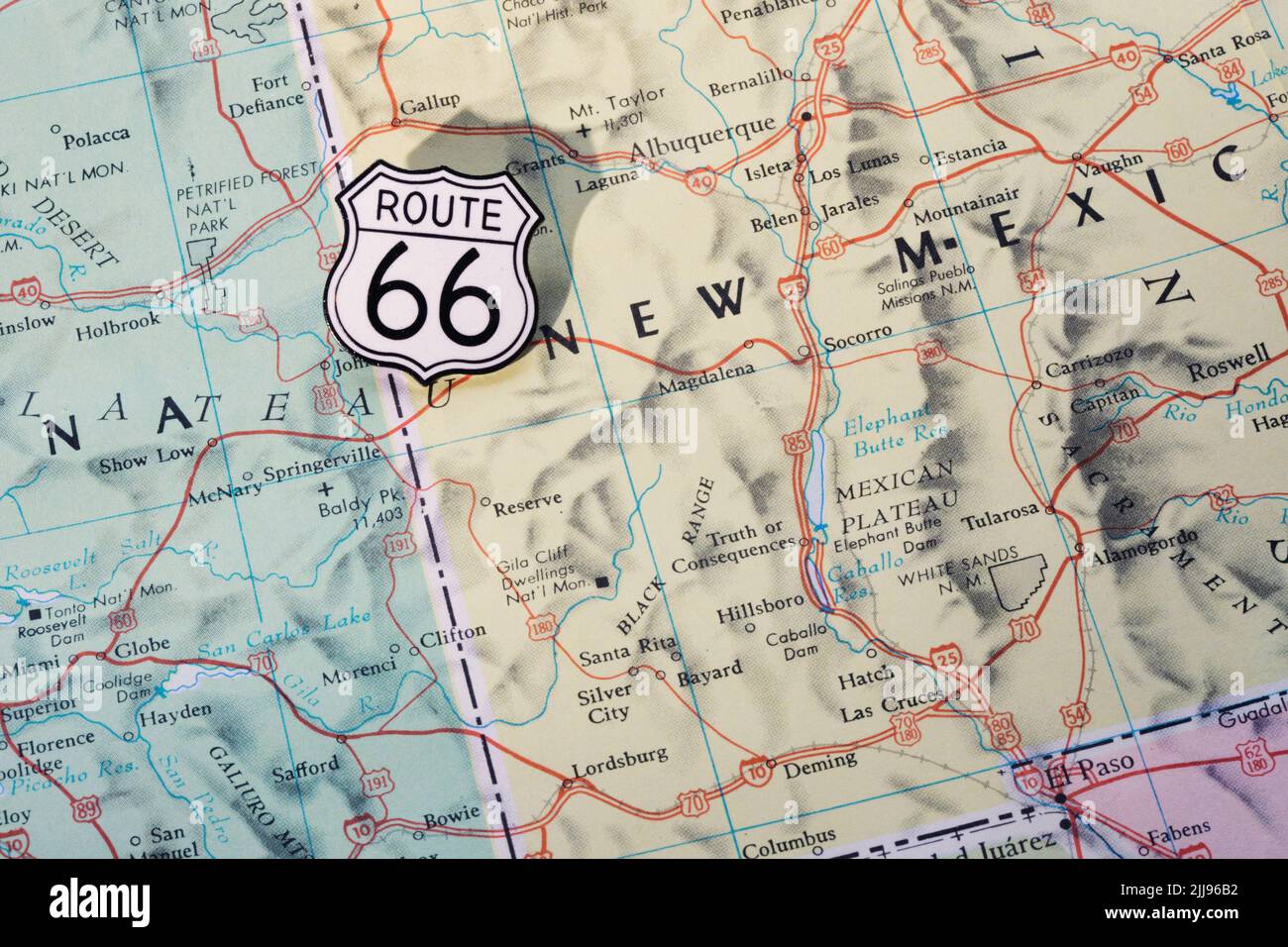 Still-Life Route 66 Shield pin su una mappa autostradale degli Stati occidentali, 2022, Stati Uniti Foto Stock