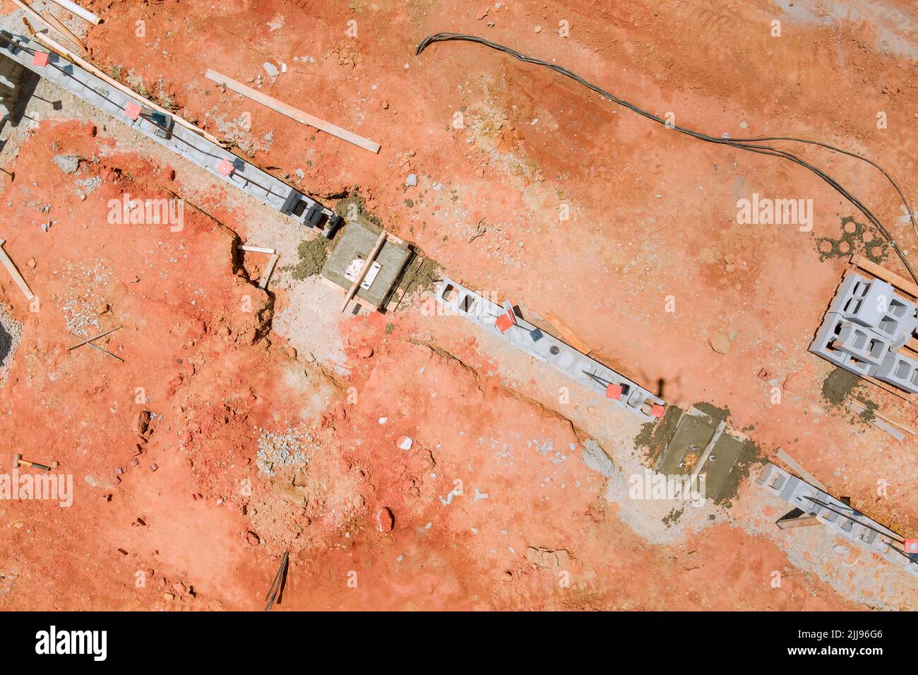 La colata di colonne in calcestruzzo su un cantiere, una vista aerea Foto Stock