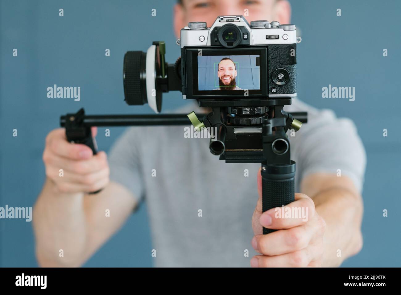 blogger video streaming uomo comunicazione fotocamera Foto Stock