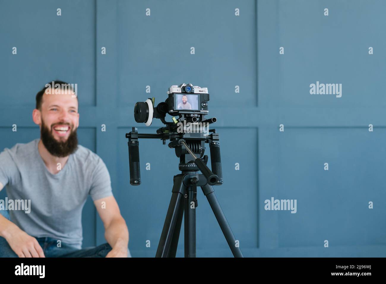 creazione di contenuti blogger sparare video uomo fotocamera Foto Stock