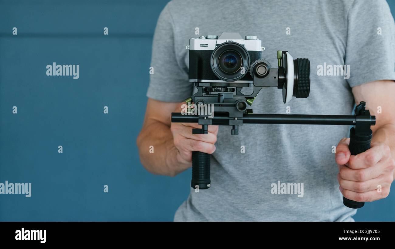 creazione di contenuti video man fotocamera riprese riprese riprese Foto Stock