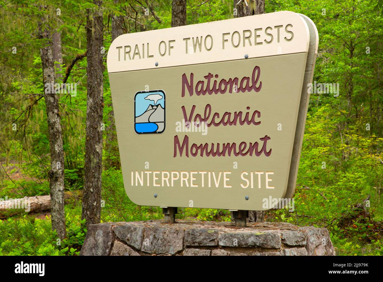 Cartello di ingresso del sentiero di due foreste, il monumento nazionale vulcanico di Mt St Helens, Washington Foto Stock
