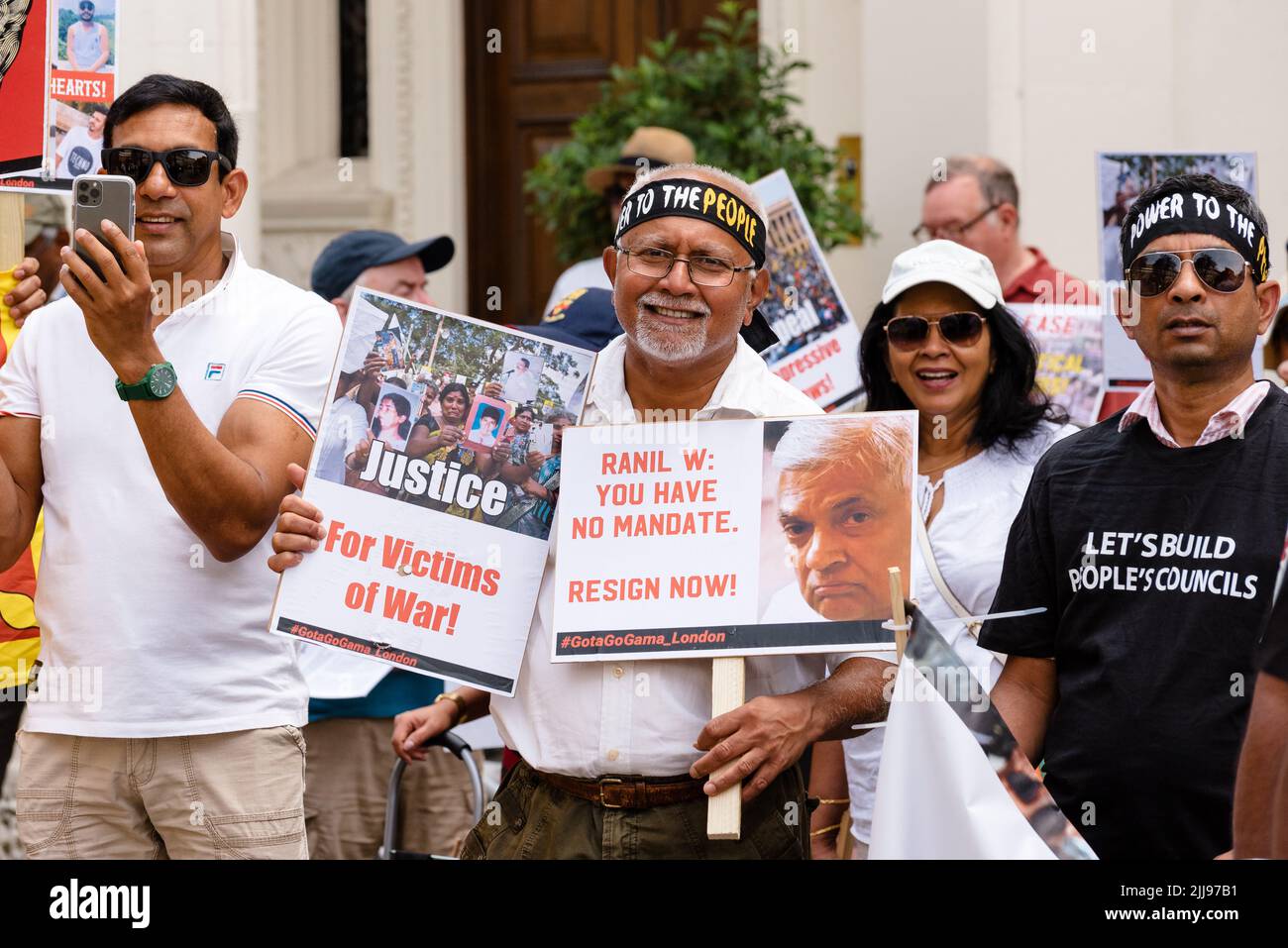 Londra, Regno Unito. 17 luglio 2022. Le persone provenienti dallo Sri Lanka si marciano per chiedere un cambiamento di sistema in seguito alle dimissioni del Presidente Gotabaya Rajapaksa Foto Stock