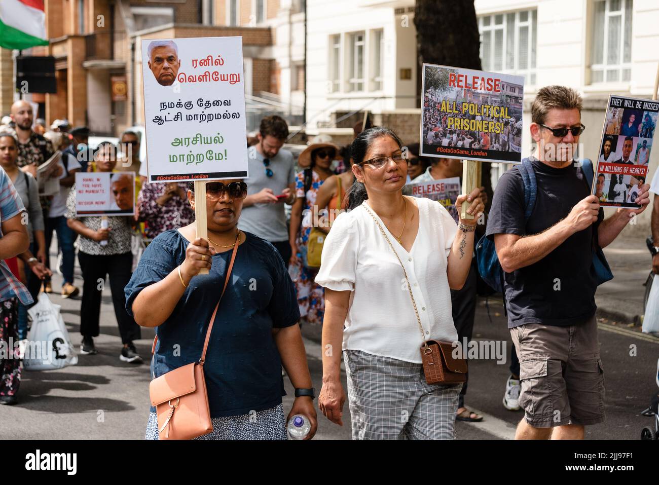 Londra, Regno Unito. 17 luglio 2022. Le persone provenienti dallo Sri Lanka si marciano per chiedere un cambiamento di sistema in seguito alle dimissioni del Presidente Gotabaya Rajapaksa Foto Stock