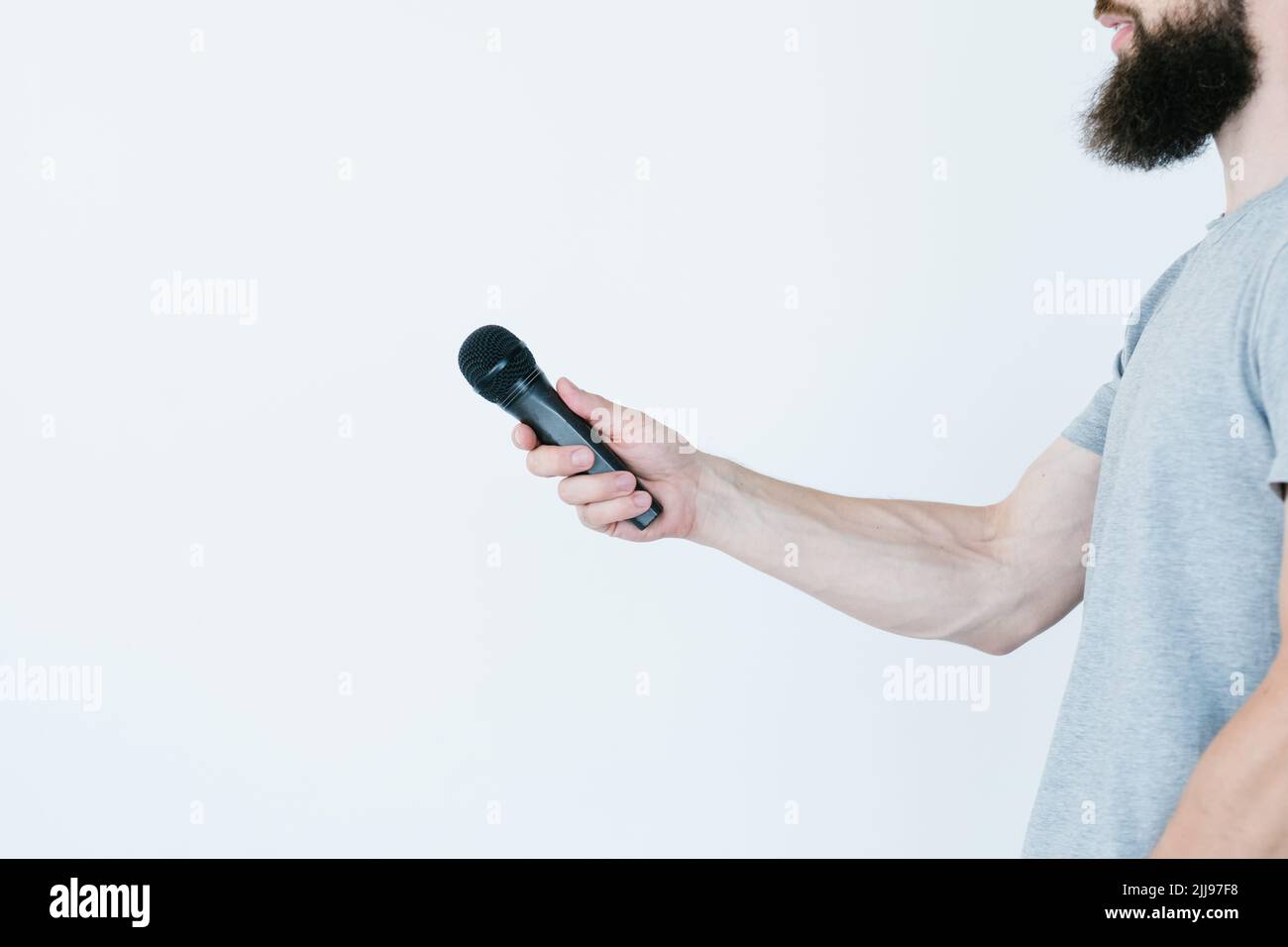 intervista al microfono dell'emittente media man in attesa Foto Stock
