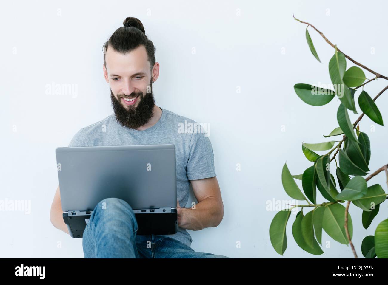uomo d'affari in linea laptop di lavoro remoto freelance Foto Stock