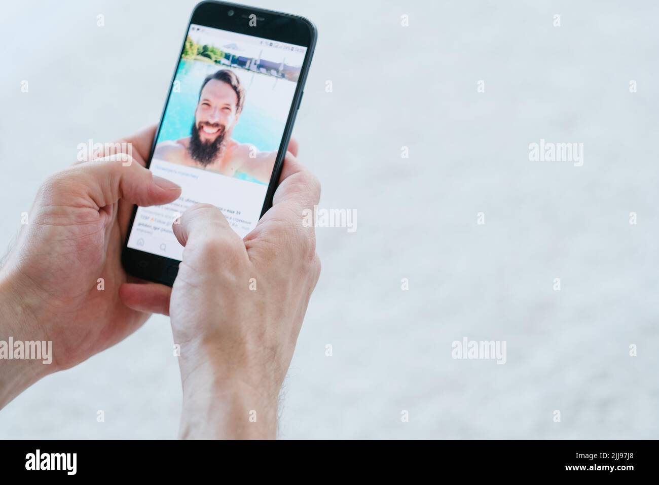 vlog social media trend mani scorrimento profilo telefono Foto Stock