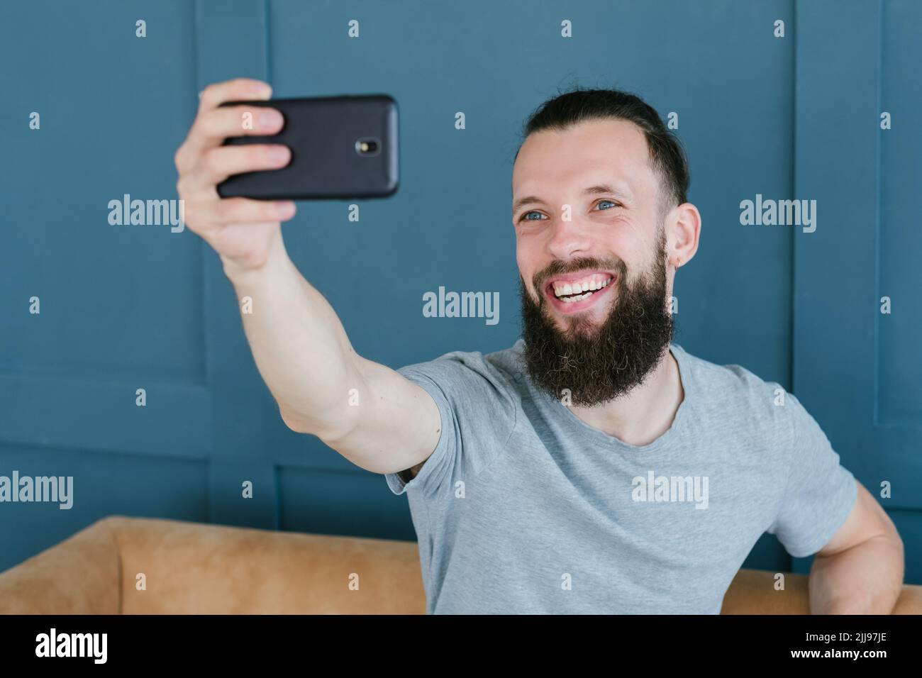 blogger streaming uomo comunicazione cellulare Foto Stock