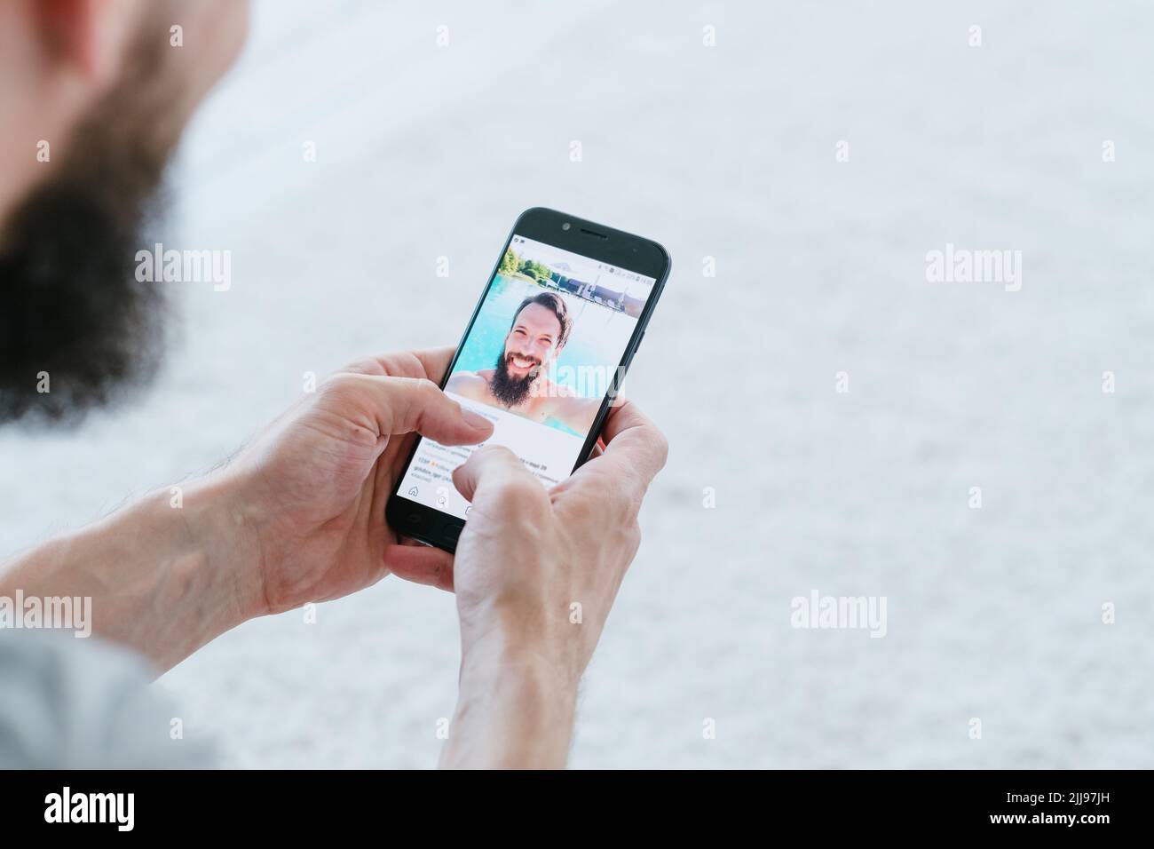 social media blogging tendenze lifestyle mani telefono Foto Stock