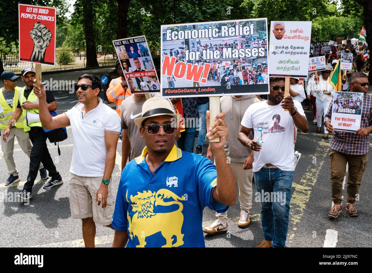 Londra, Regno Unito. 17 luglio 2022. Le persone provenienti dallo Sri Lanka si marciano per chiedere un cambiamento di sistema in seguito alle dimissioni del Presidente Gotabaya Rajapaksa Foto Stock