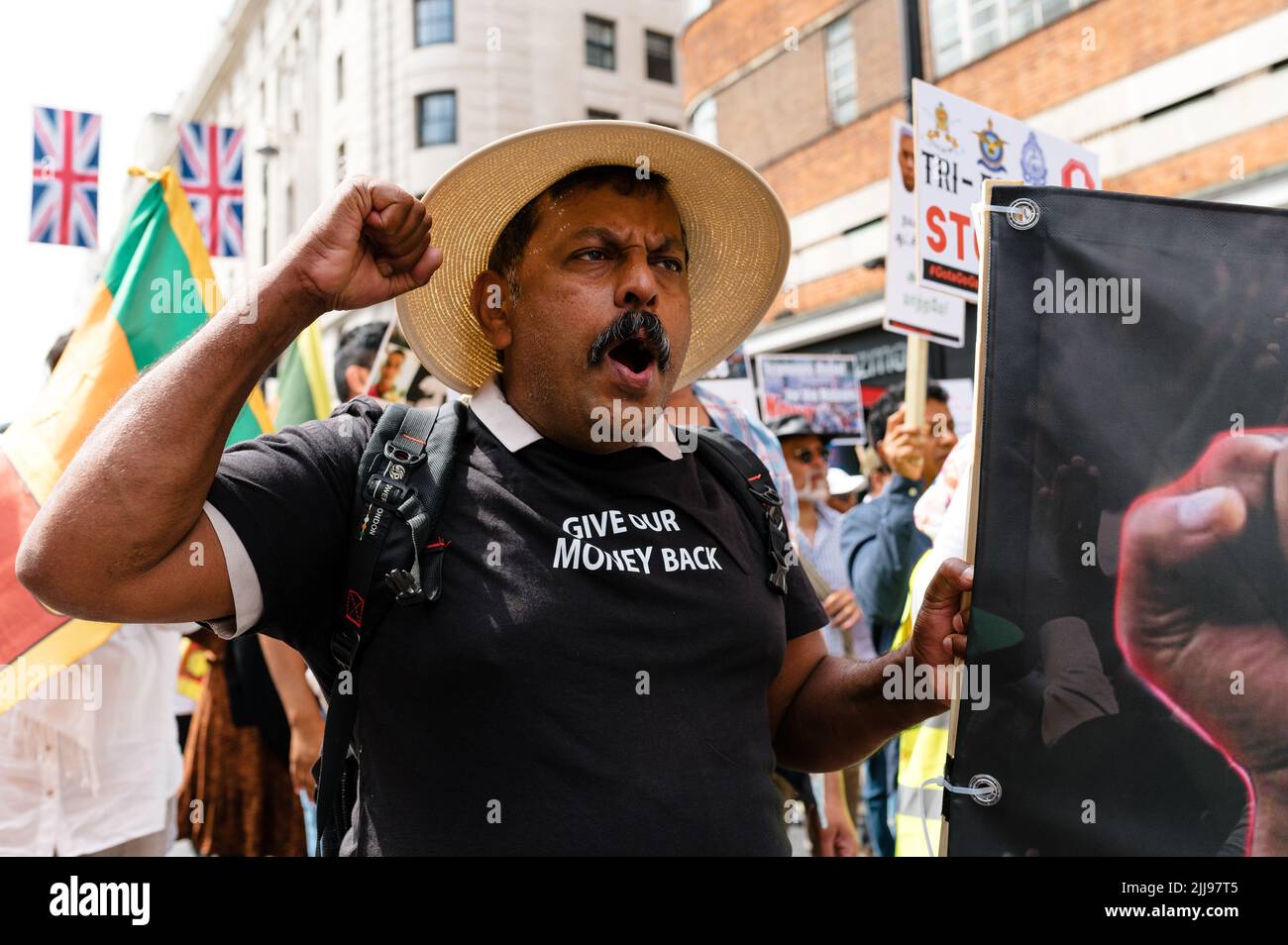 Londra, Regno Unito. 17 luglio 2022. Le persone provenienti dallo Sri Lanka si marciano per chiedere un cambiamento di sistema in seguito alle dimissioni del Presidente Gotabaya Rajapaksa Foto Stock