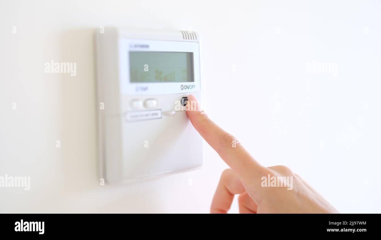 Controllo della climatizzazione digitale a parete e termostato per uso domestico Foto Stock